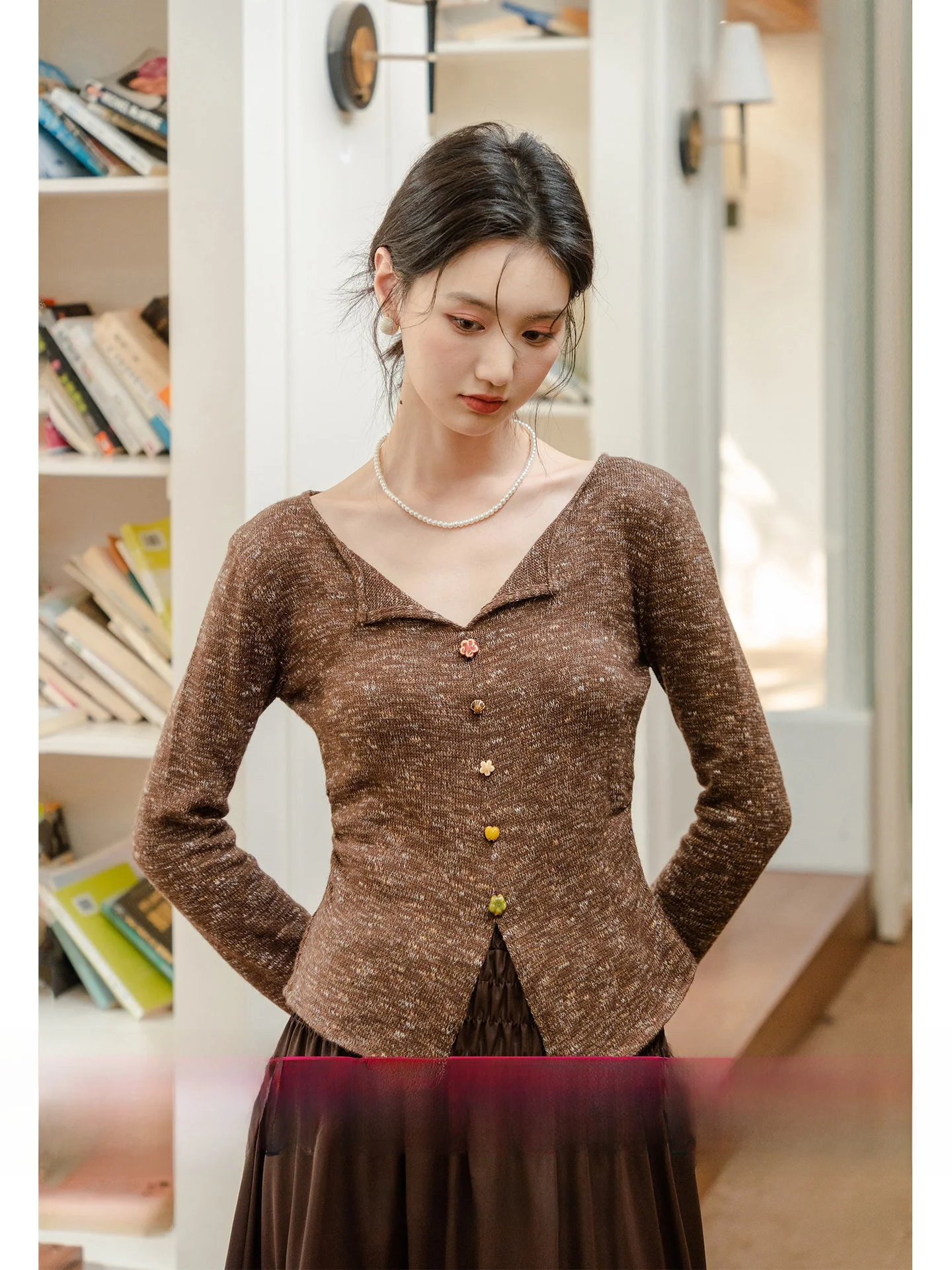 

Вязаный свитер с V-образным вырезом и длинными рукавами для ранней осени, женский модный топ кофейного цвета с цветочным тюлевым узором, корейский повседневный трикотаж