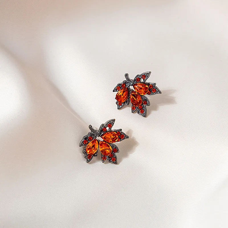 Exquisite rote Strass Zirkon Ahornblatt Ohrstecker für Frauen Vintage Persönlichkeit Kristall Ohrring Herbst Winter Charm Schmuck – Detail 4