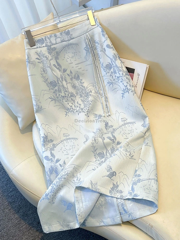 تنورة نصف على الطراز الصيني الجديد لعام 2025 للنساء للربيع والخريف تنورة جديدة مطرزة من الساتان أنيقة بتصميم كلاسيكي على شكل حرف a