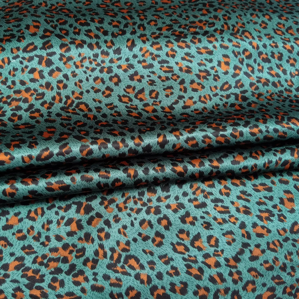 1 Meter x 1,48 Meter Afrika-Leopardenmuster Satinstoff für Schals, Kleider, Pyjamas und Futter – Detail 39