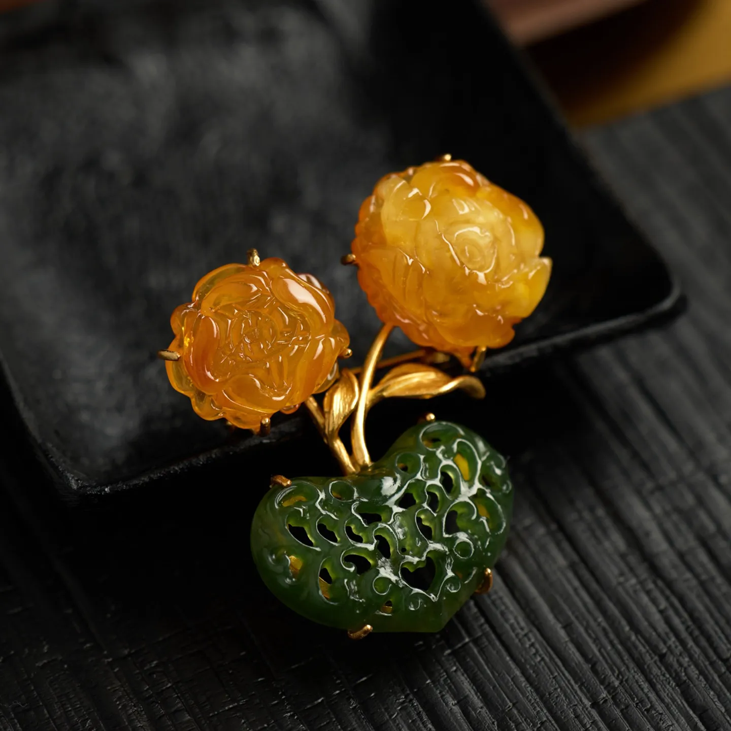 

Natural Amber Flower Brooch, Chinese Vintage Jadeite Lapel Pin, Elegant Statement Accessory Gift for Women