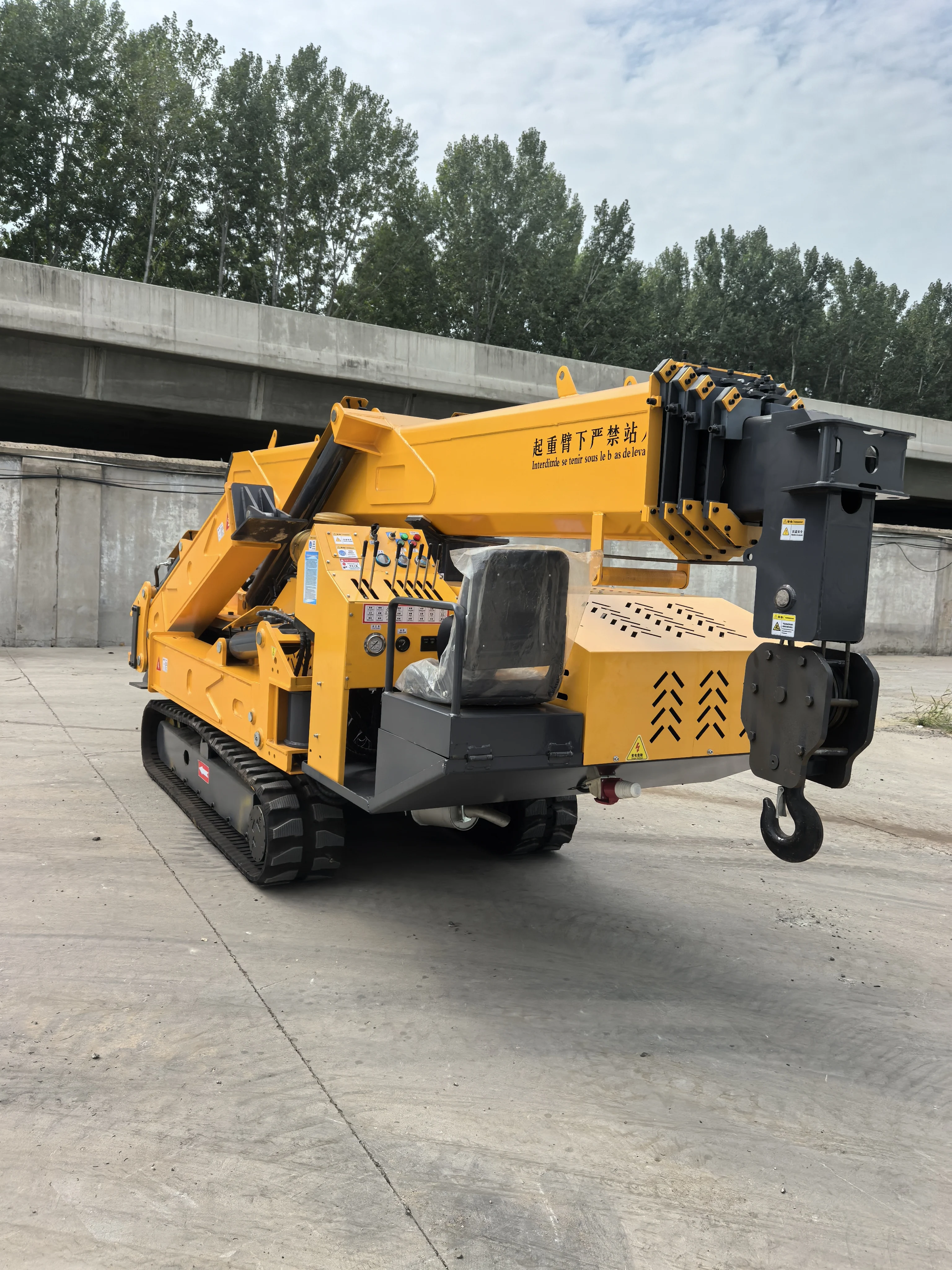 Maßgeschneiderter, maßgeschneiderter 8t Agile Mini Spider Crawler Crane: 17 m Teleskopboom für Worksites