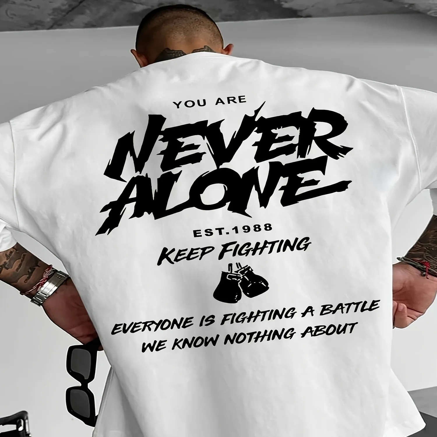 [Men's Motivational Boxing Tee] Men's Motivational _You Are Never Alone_ Boxing Graphic T-Shirt - Olive Green, EST 1989 Design, Breathable Loose Fit Round Neck, Casual Outdoor Wear, Everyday Out Unisex tshirt, Graphic tshirt