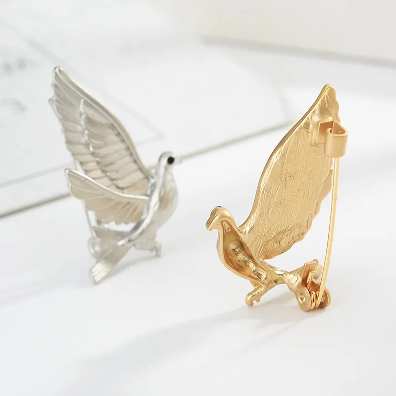 Metal Brooches Peace Dove Pins For Women Fashion Girls Corsage Christmas Brooch Gifts Simple Banquet Dress Accessories Jewelry