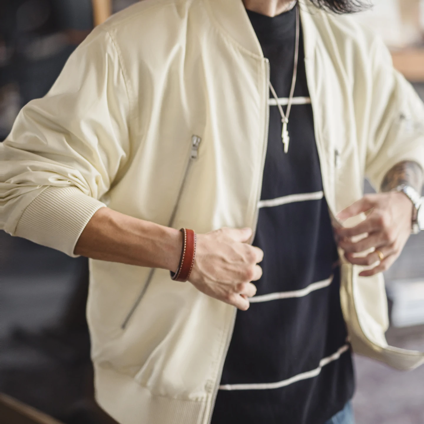 

Maden Men's Vintage White Bomber Jacket Lightweight L2B Flight Coat Short Zip-Up Baseball Coat for Spring Autumn