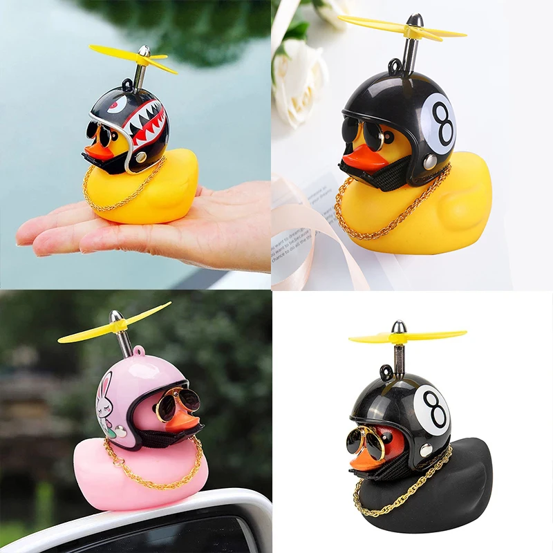 Auto Nette Ente mit Helm Gebrochen Wind Kleine Gelbe Ente Bike Motorrad Helm Reiten Radfahren Decor Auto Ornamente Zubehör