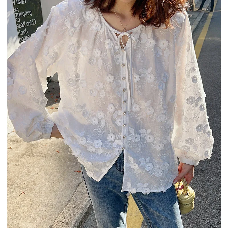 Blusa de mujer con bordado floral 3D, cuello en V con lazo, mangas largas abullonadas con puños elásticos, blanca lisa, holgada, vintage, con recortes de encaje