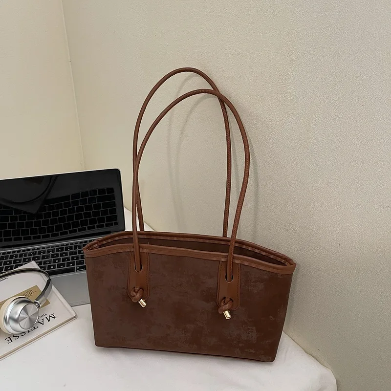 

2025 new fashionable retro simple and niche design women's shoulder bag unique and stylish underarm bag for women