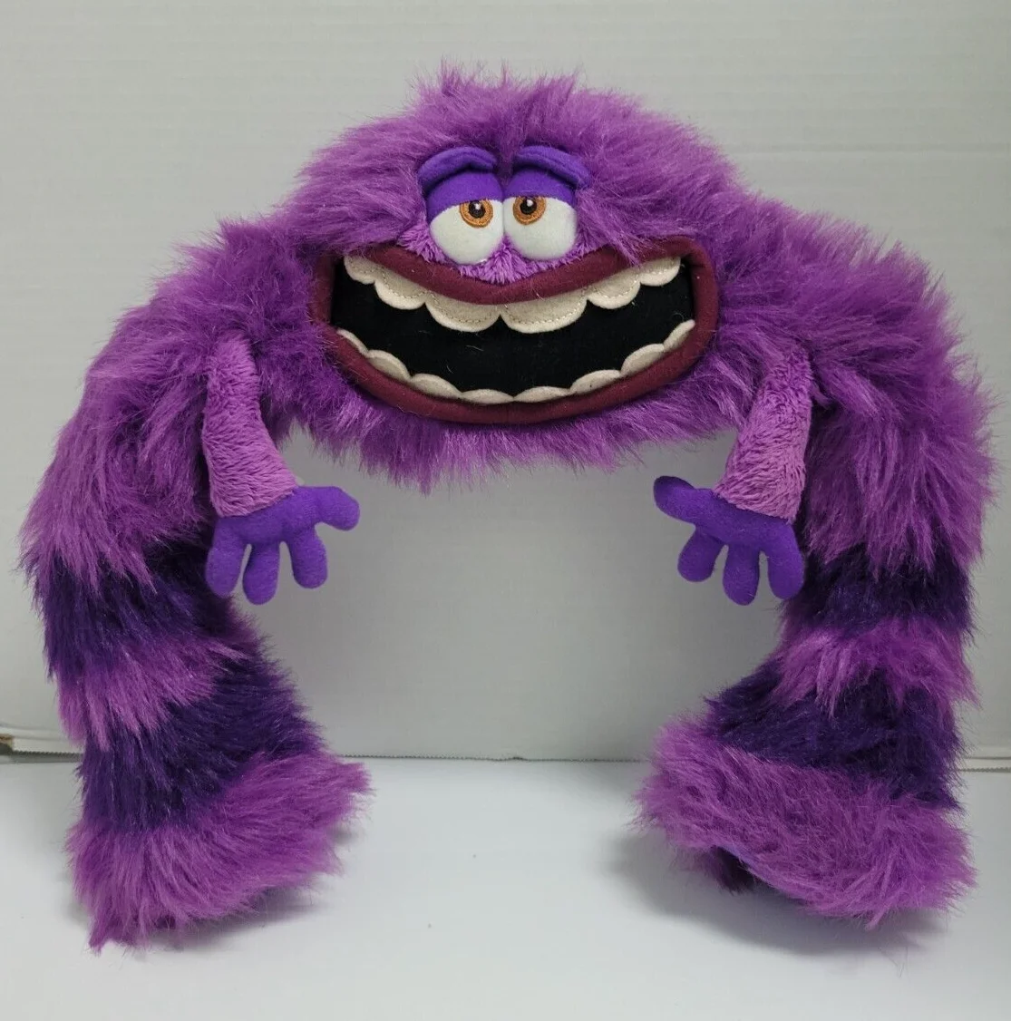 Disney Pixar Monsters Inc University Art Peluche Animal de Peluche Púrpura Nuevo