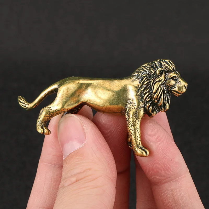 Figuras de Rey León de cobre Retro, decoración de escritorio en miniatura, adorno de latón, estatua de Animal de pastizales, accesorio de decoración para el hogar