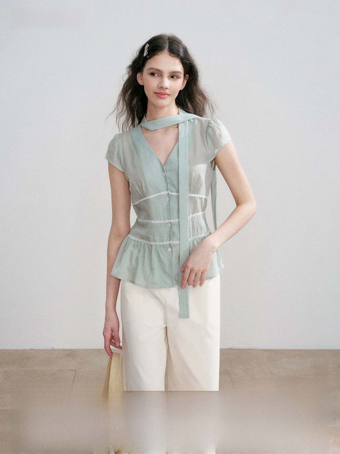 

New Empire 2026 Women's Silk V-neck Short-sleeved Shirt Cool Sensation Design Summer Collection Floaty Belt Bubble Sleeve