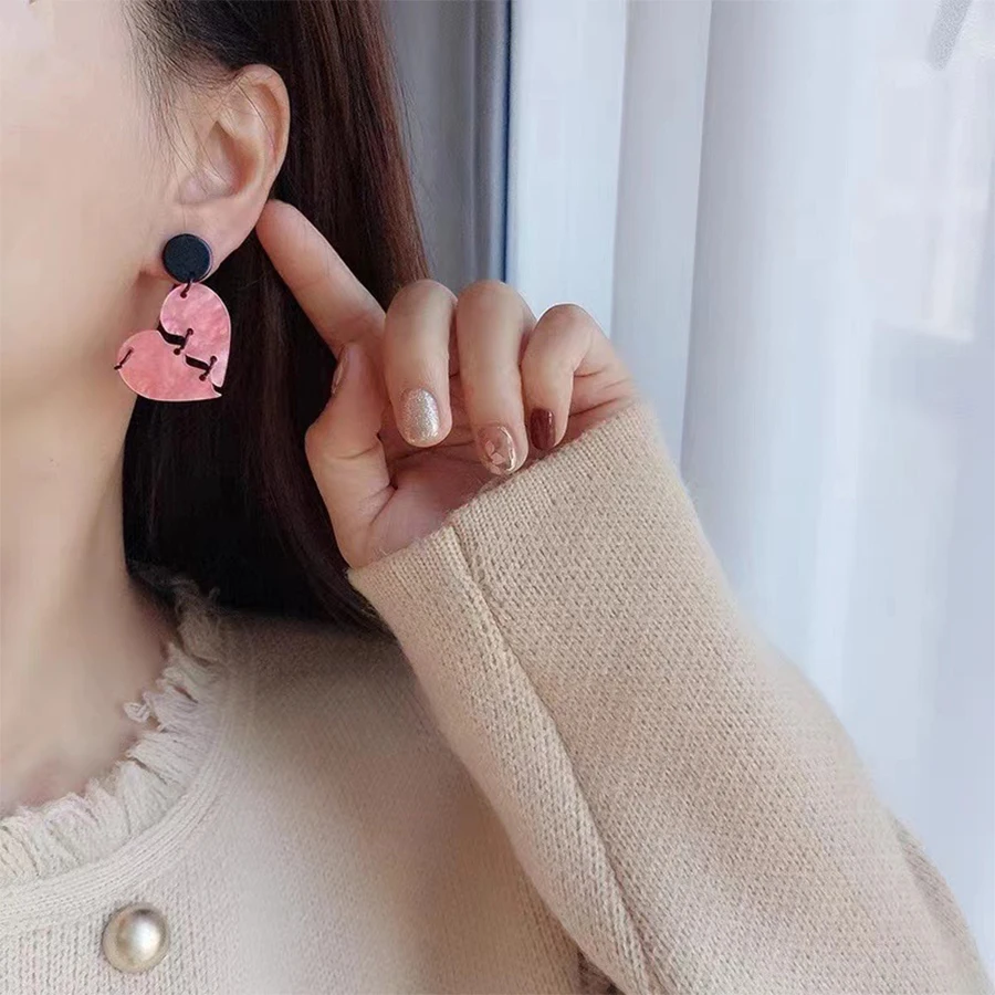 New Fashion Personality Suturing Pink Broken Heart Earrings for Women Niche Design Acrylic Studs Sweet Cool Party Jewelry Gifts