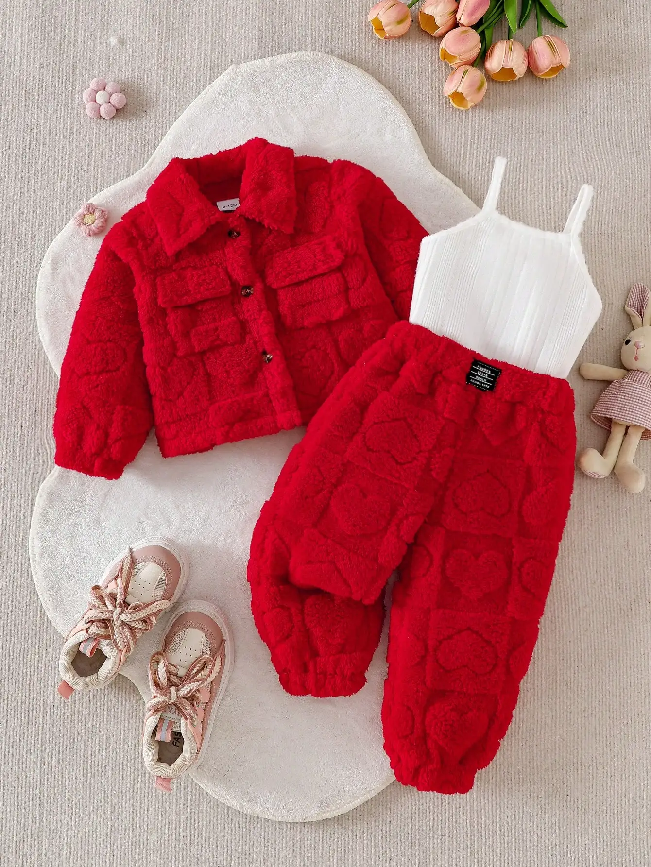 Dreiteiliges Set für Babymädchen: Lässige rosa Plüschjacke mit langen Ärmeln, lange Plüsch-Sweatpants und ein schlichtes Oberteil als vielseitige Basis für den Winter. – Detail 3