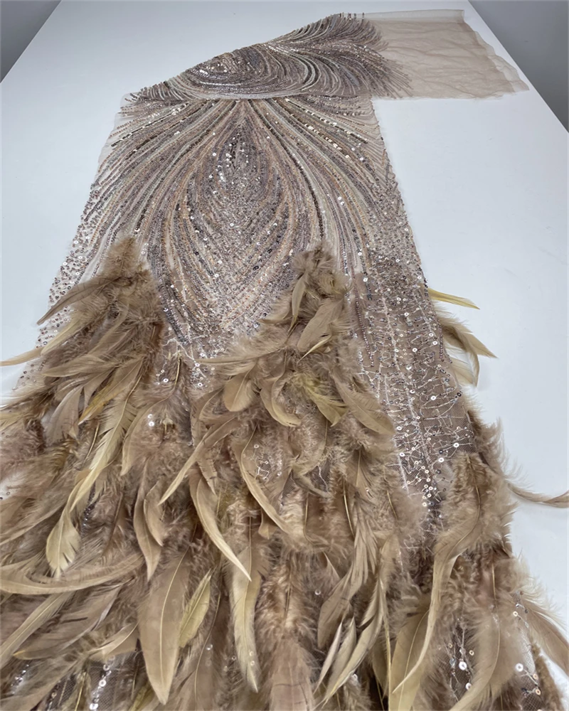 Elegantes Meerjungfrau-Abendkleid mit Überrock, Federdetail, Pailletten, formelles Partykleid, anpassbare Applikationen