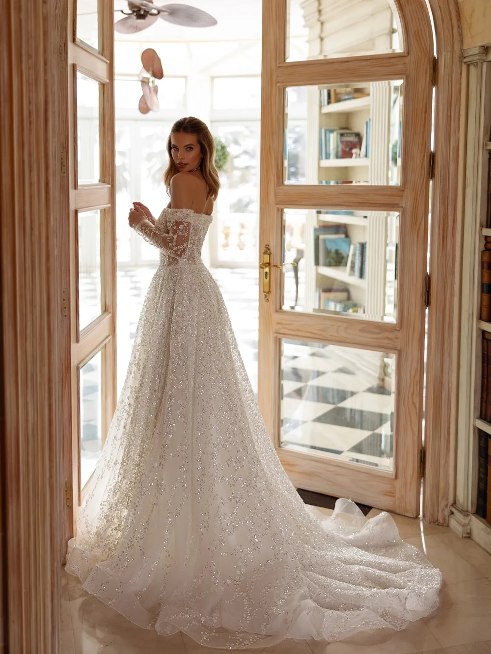 فستان زفاف مزين بالترتر اللامع بدون أكتاف فستان زفاف حالم بدون حمالات بدون ظهر مخصص على شكل حرف a من التل فساتين طويلة للعروس