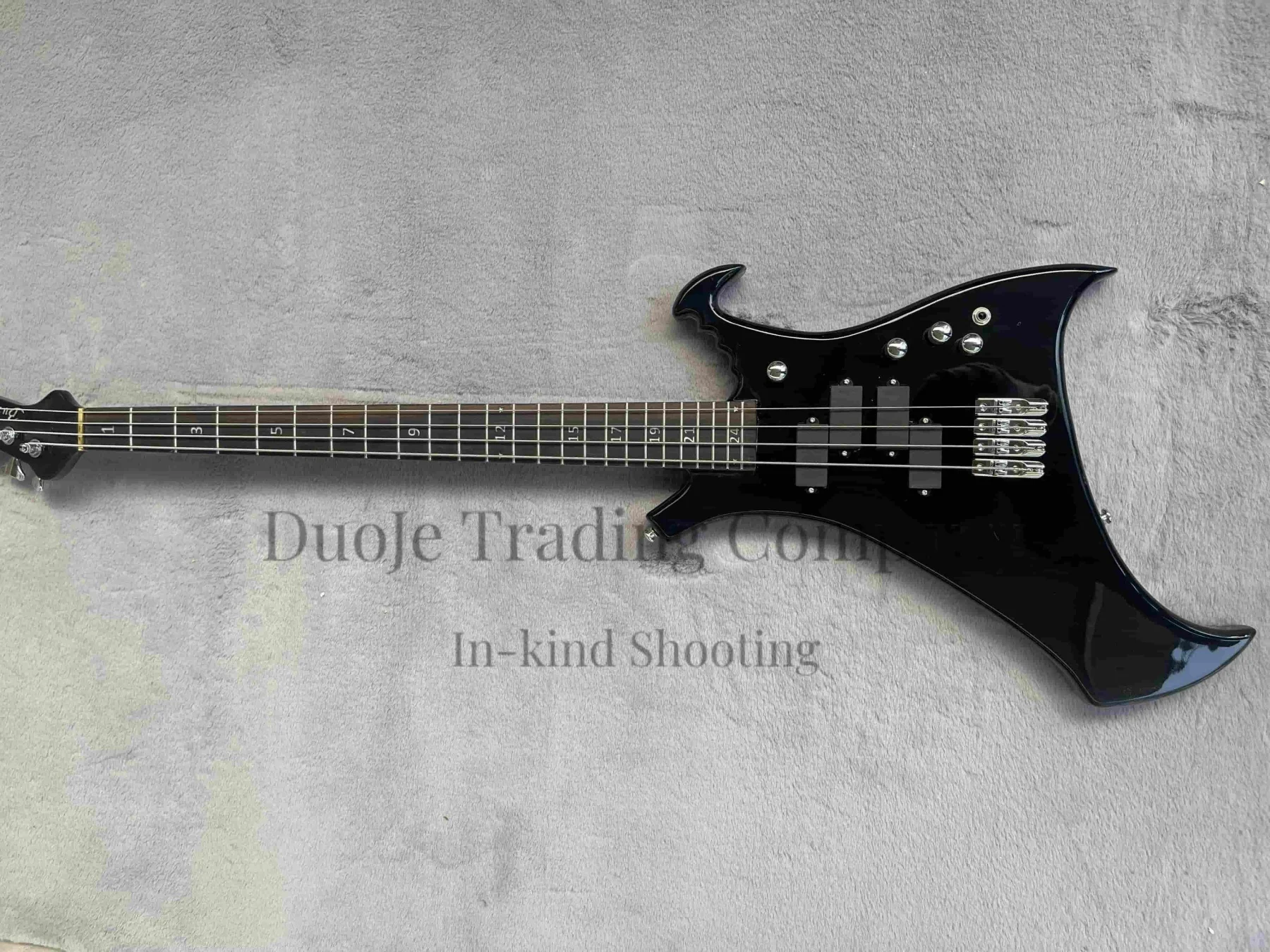 

Classic 4 strings black bass, black maple neck, solid wood body, rosewood fingerboard with digital inlay, active battery case