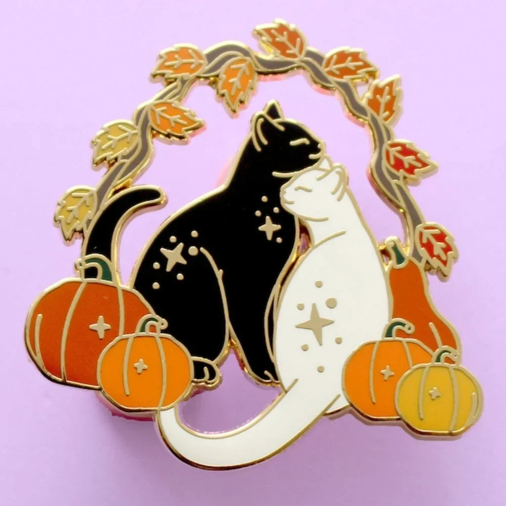 Pin de esmalte de gato de calabaza, broche de insignia de Animal, accesorio de joyería de Halloween, blanco y negro, Otoño y otoño