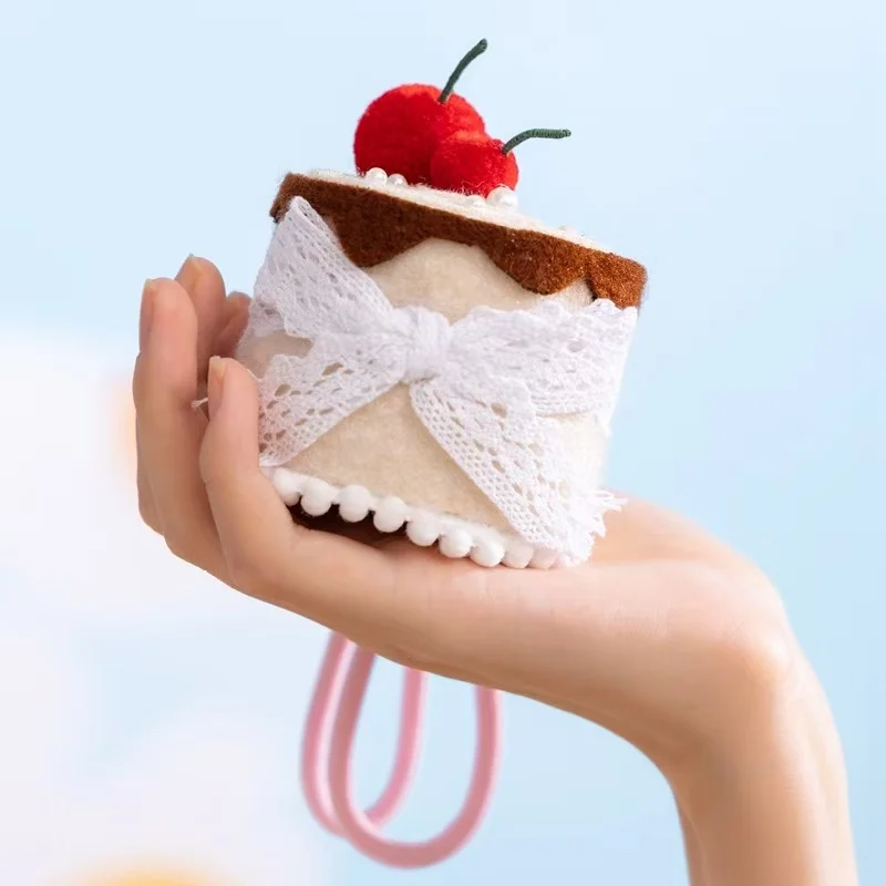 أحدث الكرز كعكة حقيبة الظهر قلادة المفاتيح Kawaii محشوة ألعاب من نسيج مخملي دمية الكرتون أنيمي لطيف هدية لصديقة متعة دمية