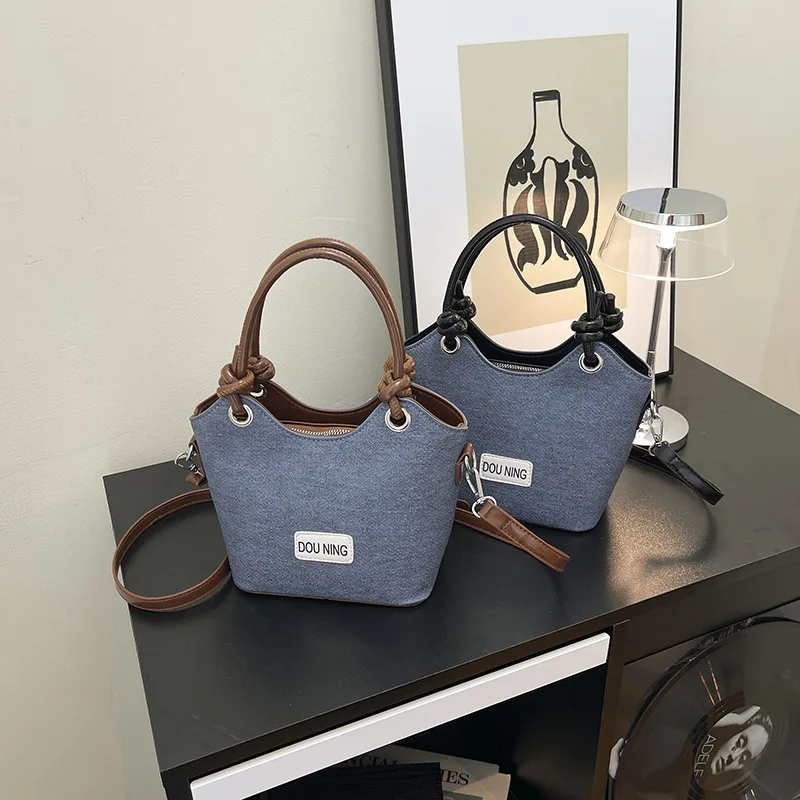 

2025 new autumn and winter stylish and unique bucket handbag fashionable and trendy shoulder bag for women luxury design