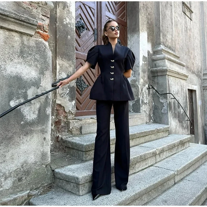 

Элегантный шикарный женский брючный костюм с пуговицами, весна 2026: укороченная рубашка с пышными рукавами на одной пуговице и прямые расклешенные брюки, комплект из 2 предметов