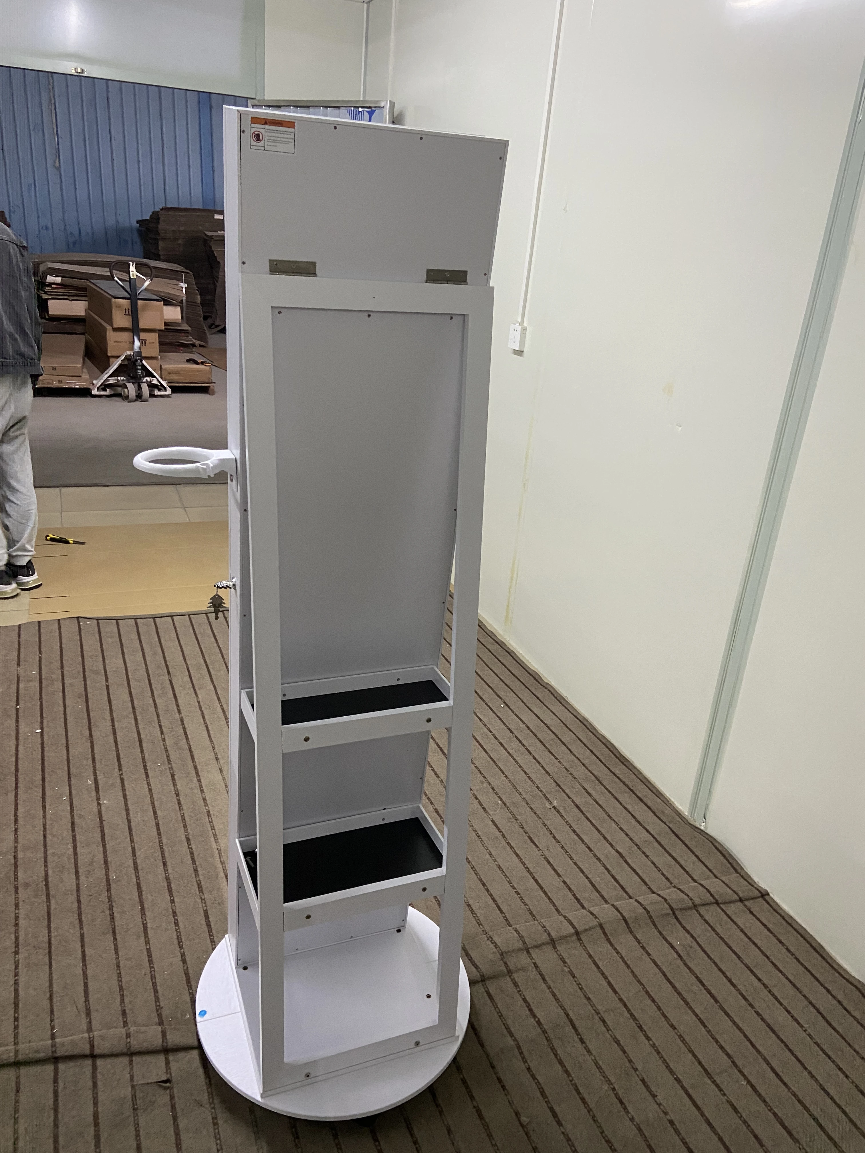 مرآة كاملة الطول مع مساحة تخزين المجوهرات، 360 درجة °   منظم خزانة المجوهرات الدوارة مع أضواء، خزانة مجوهرات بمرآة قابلة للقفل