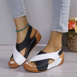 Nuevas Sandalias de cuña de Color contrastante para Mujer, zapatos de playa antideslizantes con punta abierta para verano, Sandalias romanas con plataforma cómoda para Mujer