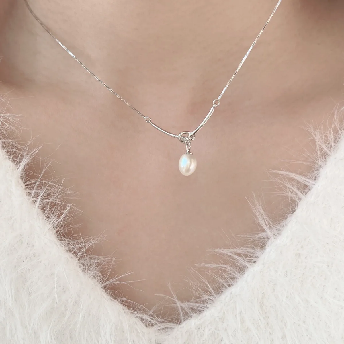 Simple Knot Design Imitation Pearl Necklace 2024 New Style Light Luxury Temperament High-End Niche Clavicle Chain Birthday Gift