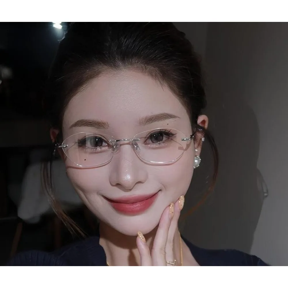 

Оправа для очков без оправы из высококачественного чистого титана, серебристо-золотистая, с защитой от синего света, изысканная, премиум-класса, комфортная.