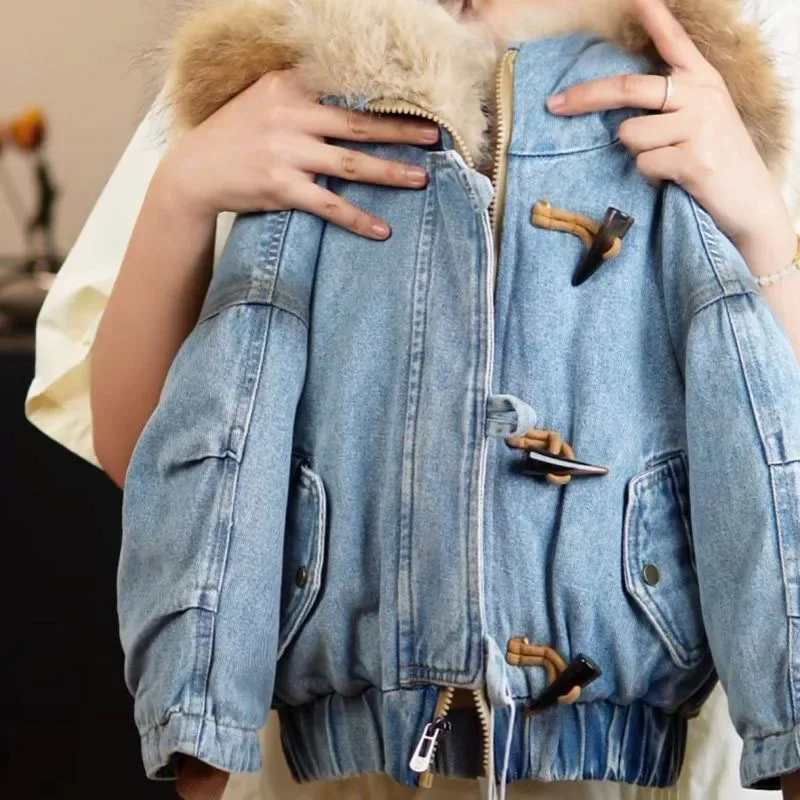 Jungen-Jeansjacken mit Kapuze und Fleece-Futter, lässige, mit Baumwolle gefütterte Kinderjacken mit Pelzkragen, warme, dicke Winterjacken für Kinder. – Detail 8