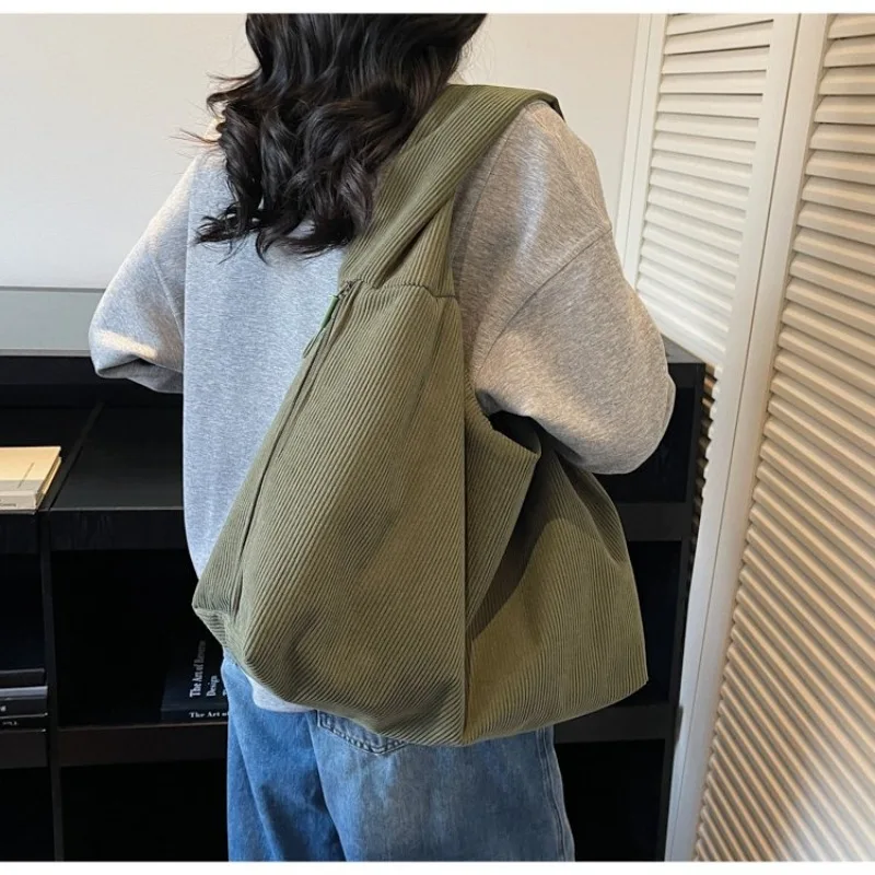 

Luxurious Chic Diaper Bag One Shoulder Baby Care Art Gallery Mom Exquisite Glamorous Sophisticated Functional Parent-Friendly