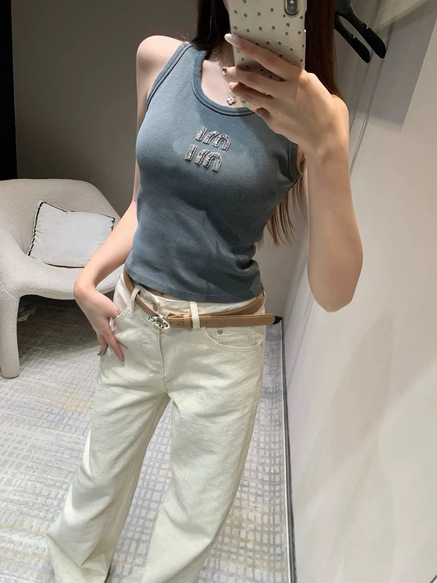 Lottie High-End-Strickweste Frühling Sommer Neues lässiges, vielseitiges, mit Buchstaben eingebettetes Diamant-Svel-Riemen-Damenoberteil