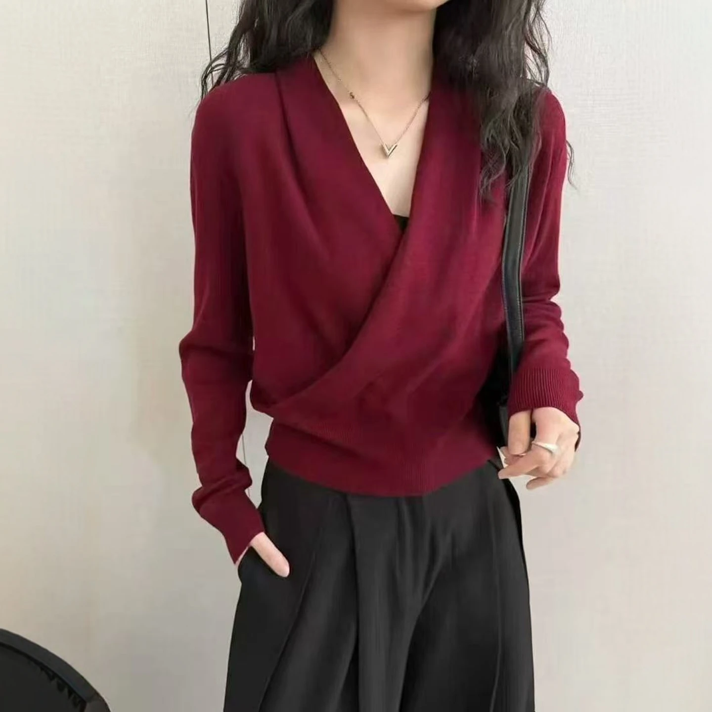 

Pure Red V-Ne Knitted Sweater Women's Early Autumn ort Faion Top Waist-Cinched Unique Inner Wear Long Sve Knitwear