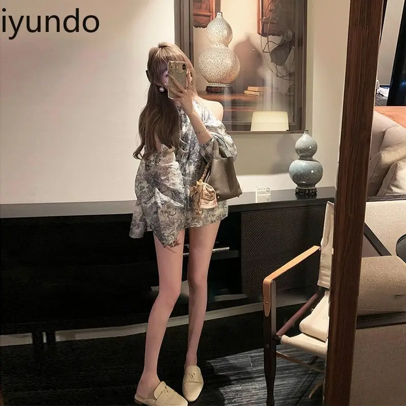 Blouse met vintage inktwasprint Losvallende off-shoulder zomertop met artistiek ontwerp Elegant veelzijdig zoet en pittig flair