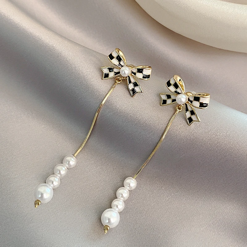 Duodaanza-Boucles d'oreilles à pampilles en perles noires et blanches pour femmes, nœud papillon assressenti, bijoux de fête à la mode, accessoires indépendants, 2023