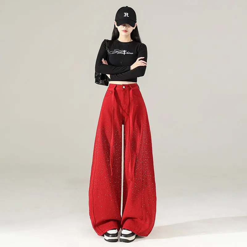 

Красные винтажные джинсы с широкими штанинами и стразами, женские, с высокой талией, изогнутым кроем и драпировкой, деним, весна 2026, модная уличная одежда