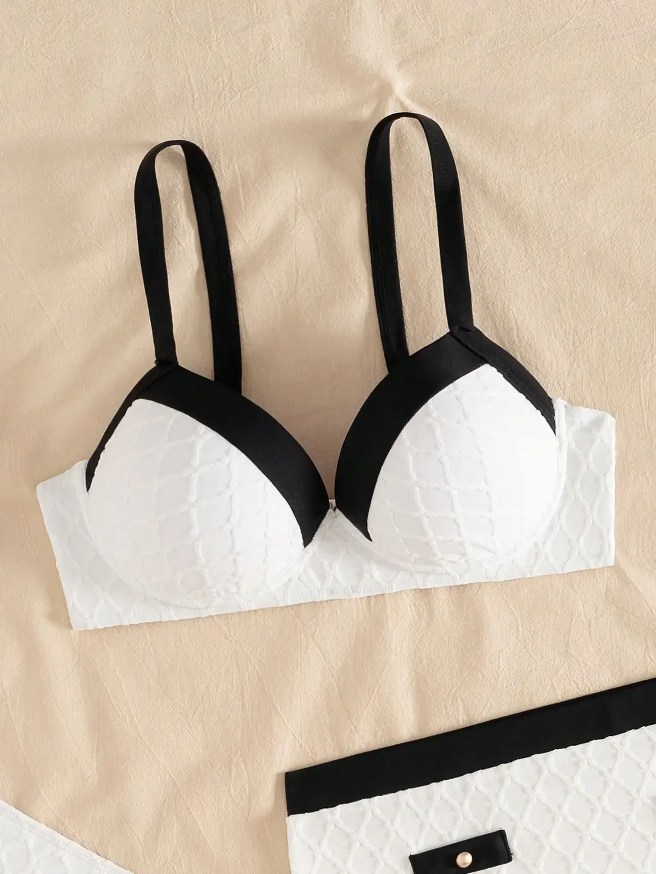 

Черно-белый купальник с геометрическим кружевным узором, топ-бикини с эффектом пуш-ап, подходящие шорты и юбка, комплект из трех предметов.