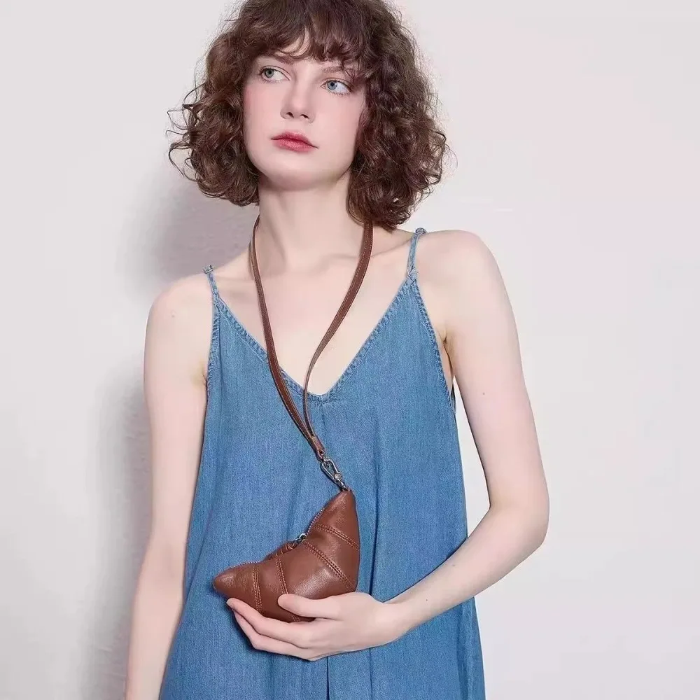 Internet Celebrity Croissant Bag, Earphone Bag, Neck Type Retro Key Bag, Versatile Lipstick, Earphone Bag, Neck Change Bag.
