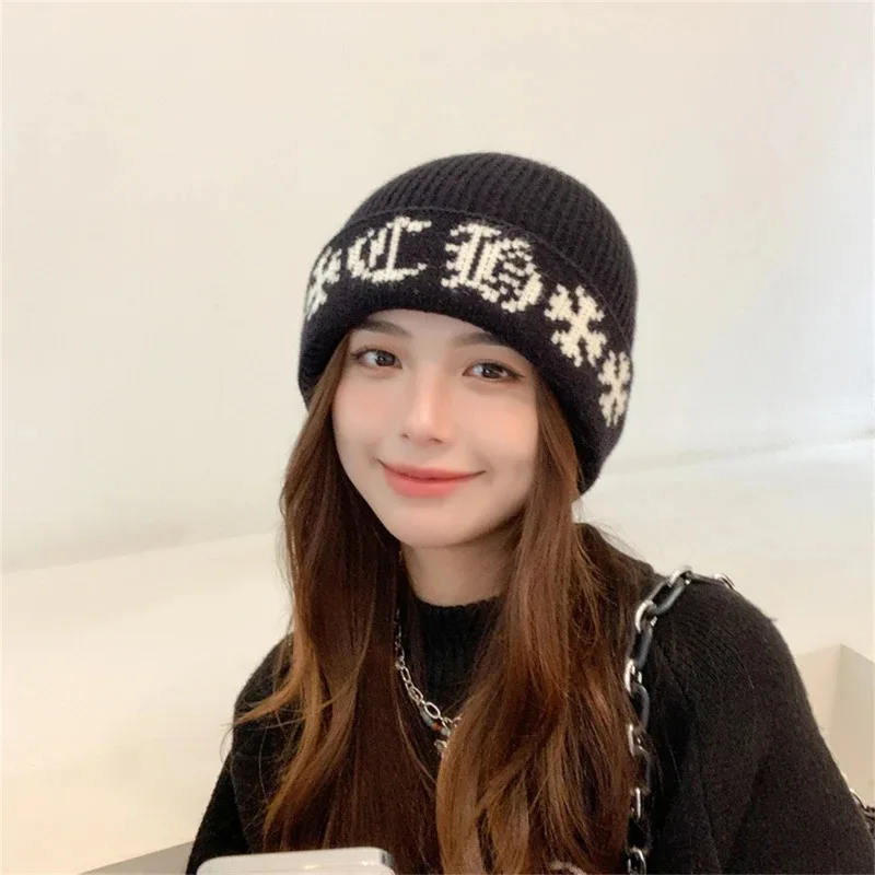 Winter Cap Big Head Knitted Hat Women's Snowflake Jacquard Casual Skullies Beanie Cap Loose Windproof Ski Hat