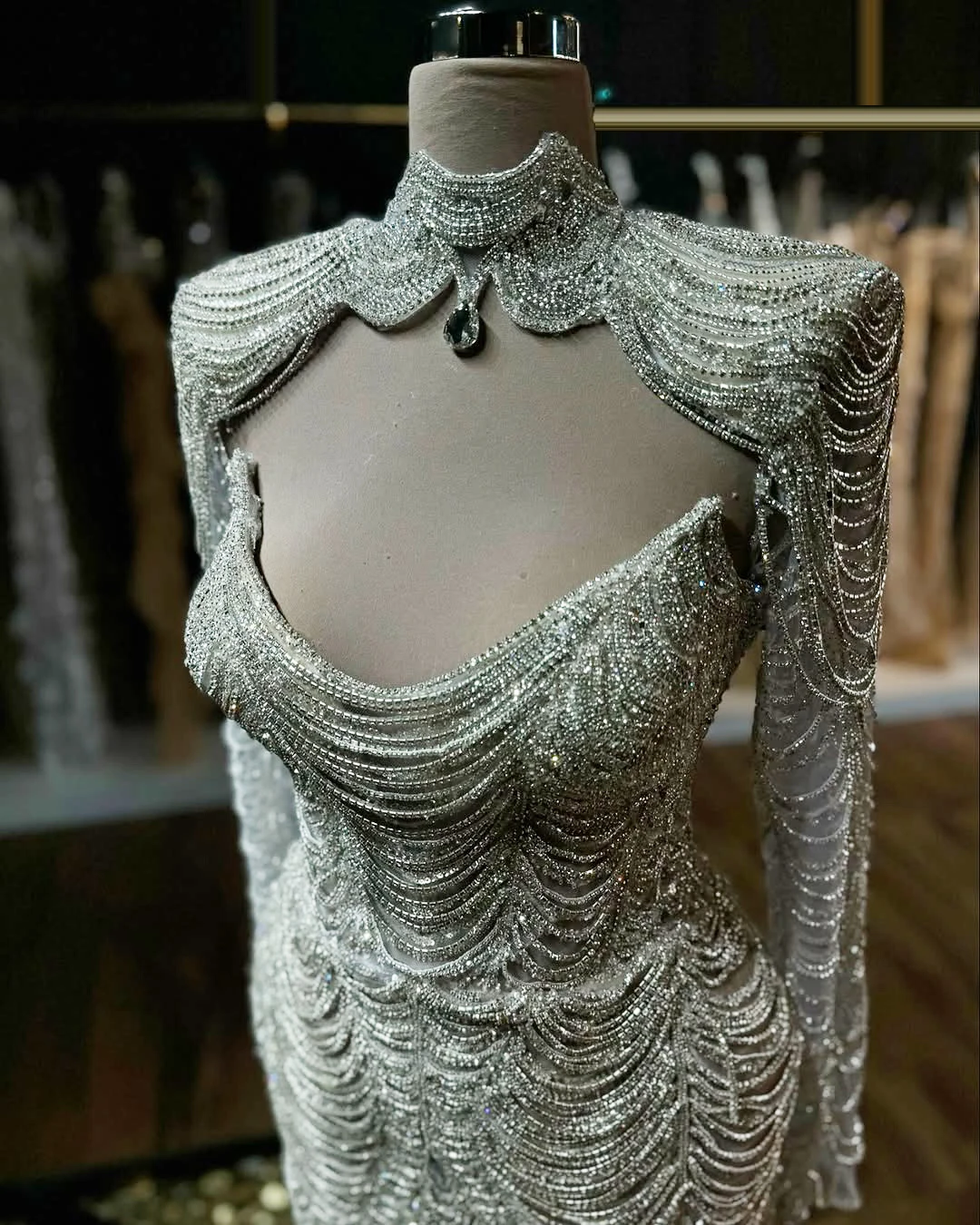 Abito da festa con nappa con perline argento brillante Abito da cocktail da donna con scollo a V 2025 personalizzato in cristallo pieno