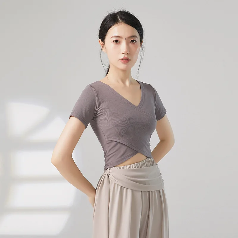 Abiti per la pratica della danza, le donne adulte indossano top a maniche lunghe prima e dopo, abiti da danza moderna, danza classica cinese