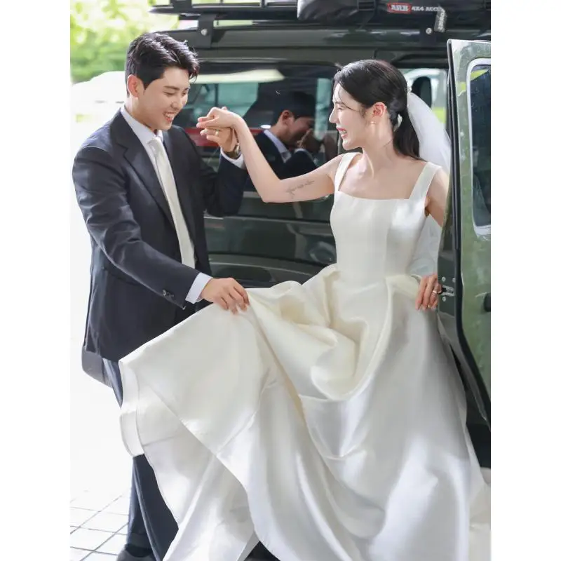 Satynowa suknia ślubna na ramiączkach z prostym i eleganckim charakterem, idealna na bankiety, urodziny i na zewnątrz, z woalką, możliwość personalizacji.