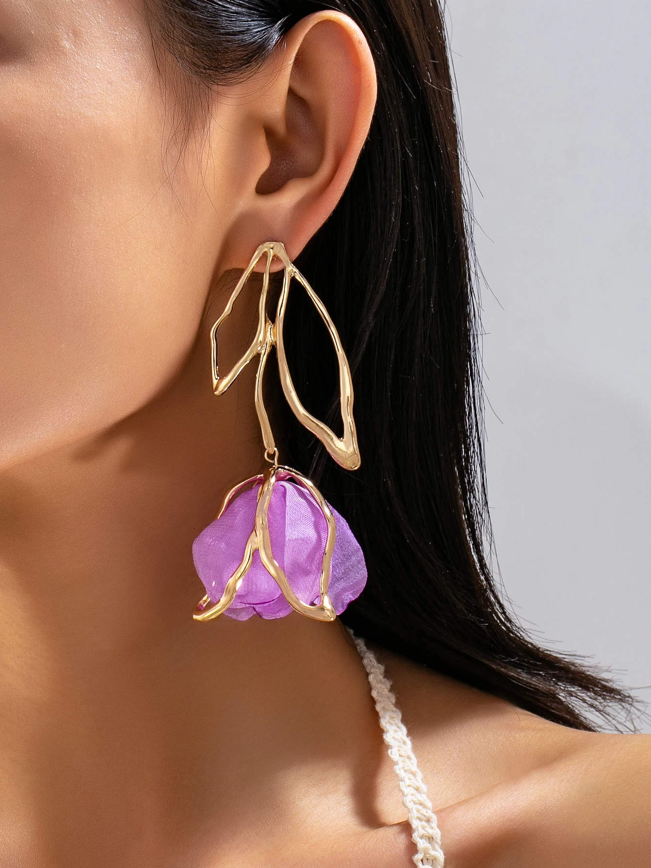 Elegante Lila Stoffblumen-Ohrhänger für Damen, Unregelmäßige Hohle Metallrahmen-Blumenohrringe, Hochzeits- und Bankett-Atmosphäre-Accessoires