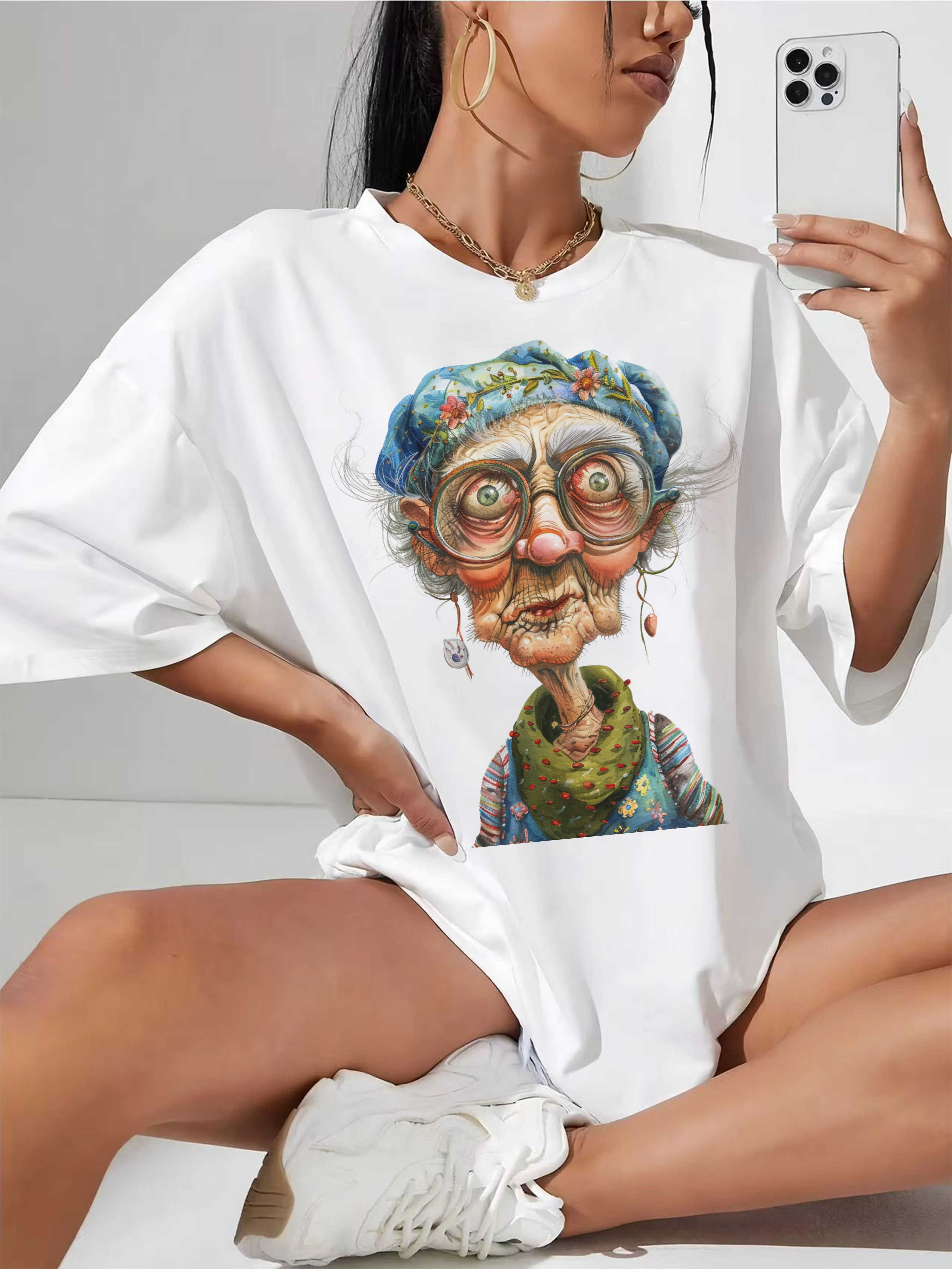 

Стильная белая футболка с круглым вырезом Quirky-Whimsical-Crazy-Grandma-Clipart, свободная посадка, идеально подходящая для летних фестивалей для беременных
