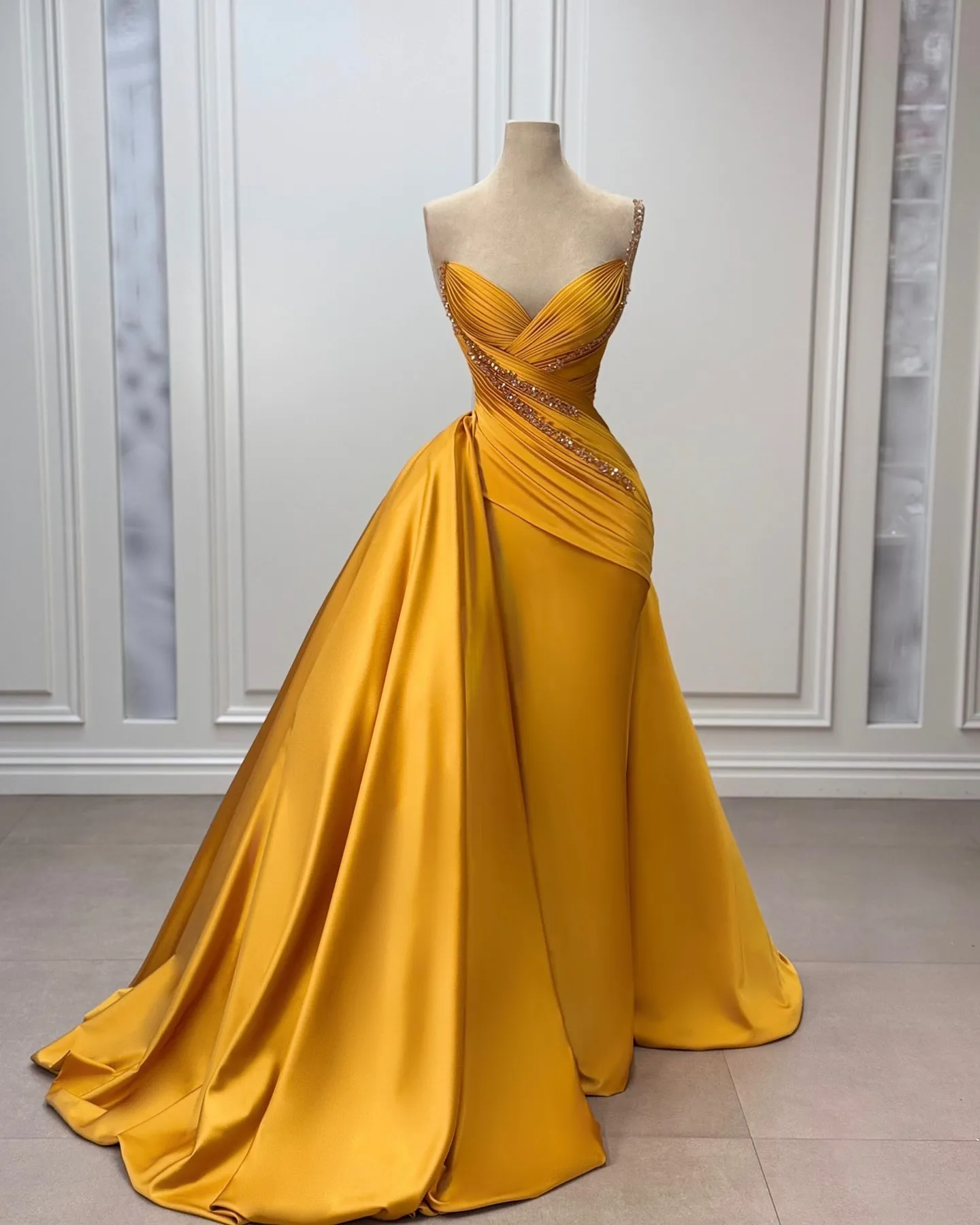 

Customized Fashion Strapless Satin Sleeveless Crystal Evening Dresses Elegant Floor Length Celebrity Gowns Vestido De Noche