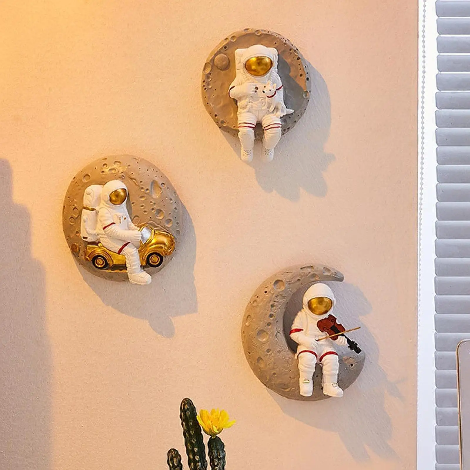 

3x Astronaut Wall Sculptures Modern Craftssculpture Resin 3D Decors Figurines for Hotel Nursery Chirldren Room Home Living Room
