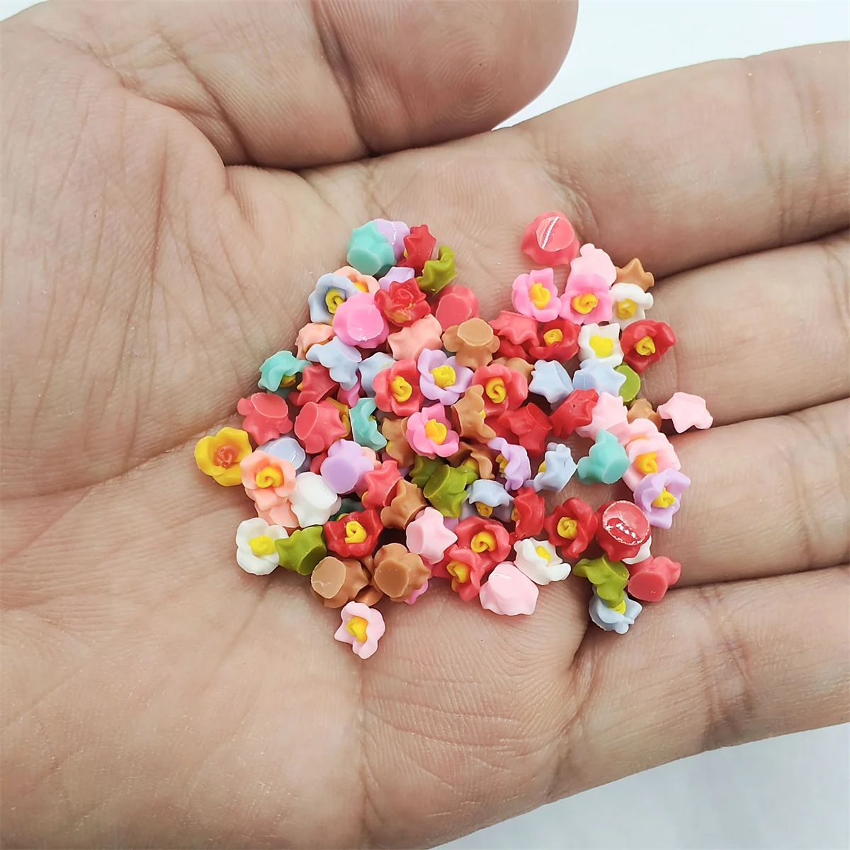 100pcs/Pack 6mm Resin Mini Pastoral Small Flower Patch Beads Refreshing Phone Case Decorative DIY Nail Embellishment Material