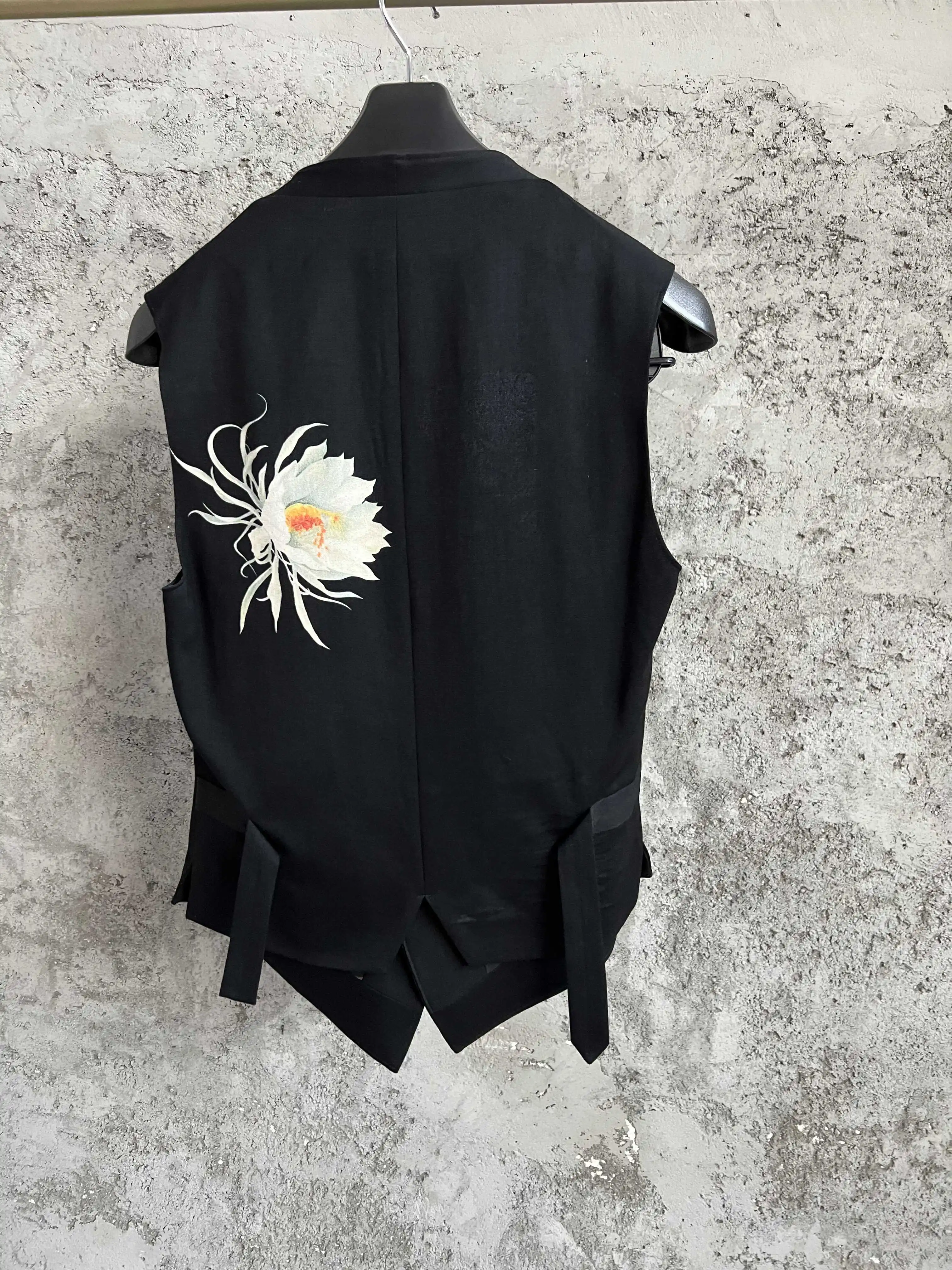 صدرية ذات تصميم أصلي داكن مصبوغة بالزهور المزهرة ليلاً وصدرية واحدة بطبقة مزدوجة #1