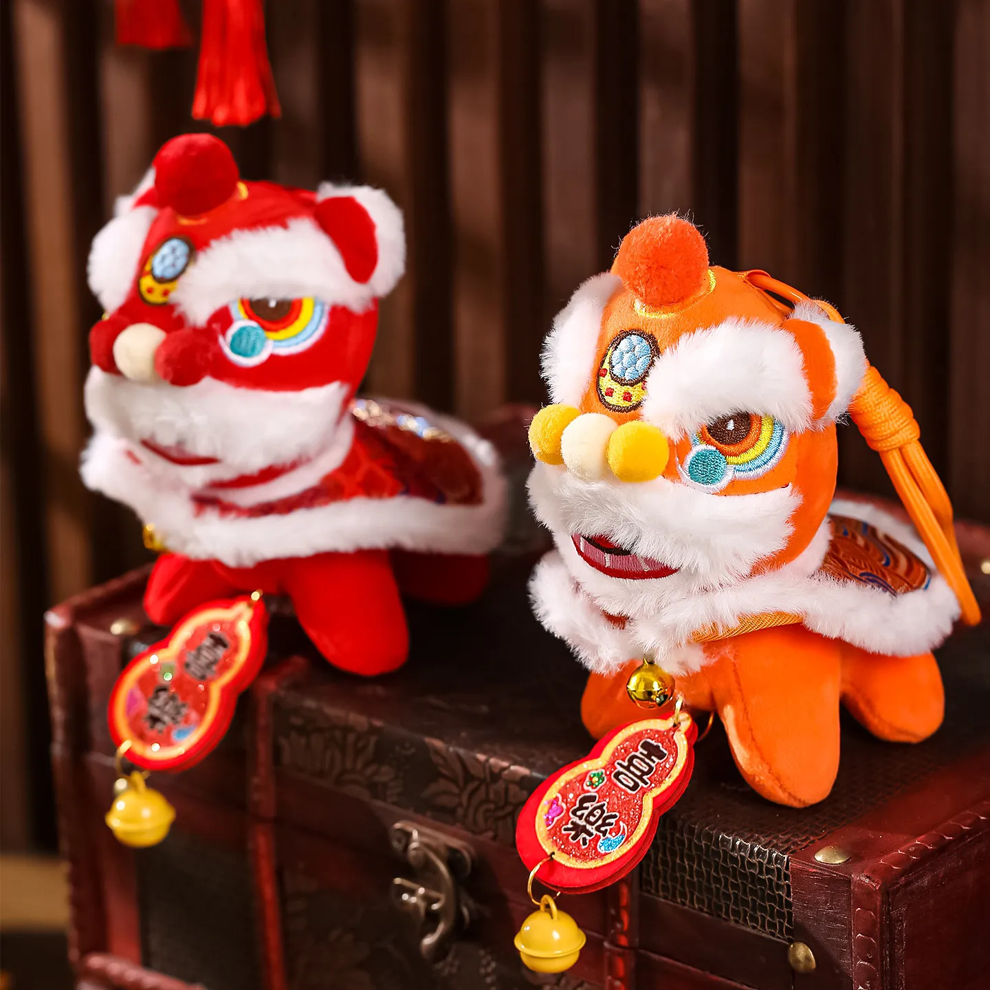 漫画ライオンダンスキーホルダー幸運のキャラクター覚醒したライオン獅子舞ペンダントベルぬいぐるみ人形中国の新年の贈り物