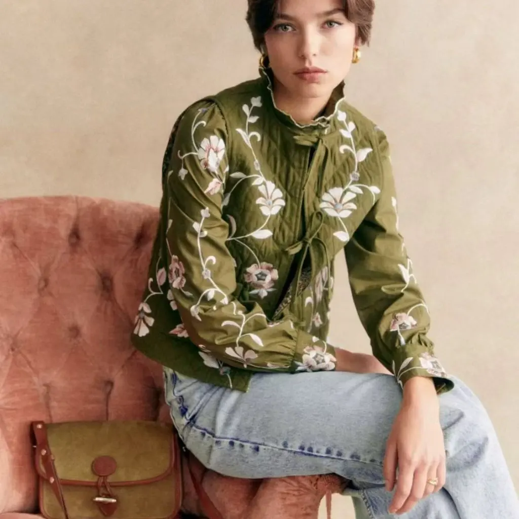 

French Se Embroidered round Neck Vest Top with Double Flap Pocket Quilted Lace-Up Design Floral Retro Style for Women