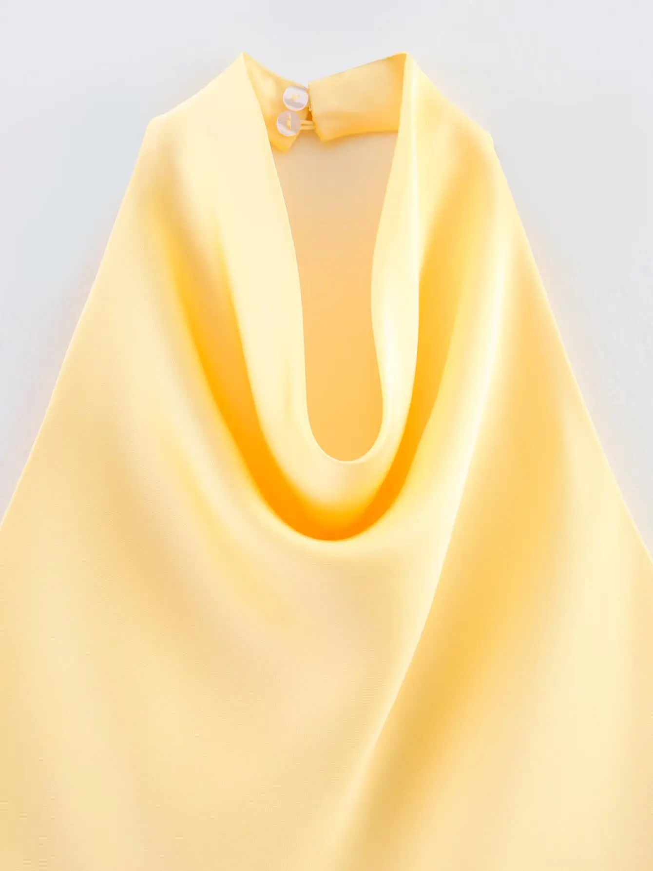 2025 منتجات الصيف الجديدة ملابس نسائية نسيج الساتان مزاجه موضة الرسن طوق مزاجه مثير عارية الذراعين